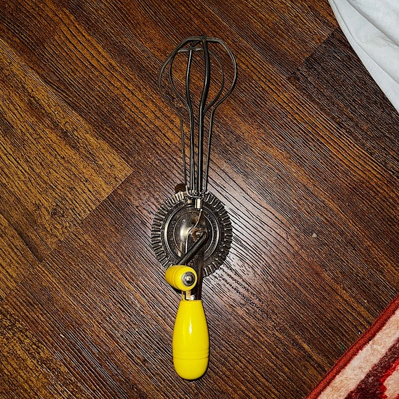 Vintage Other - 3/$15 Vintage Taplin MFG CO Yellow Knob/Handle Manual Egg Beater Mixer